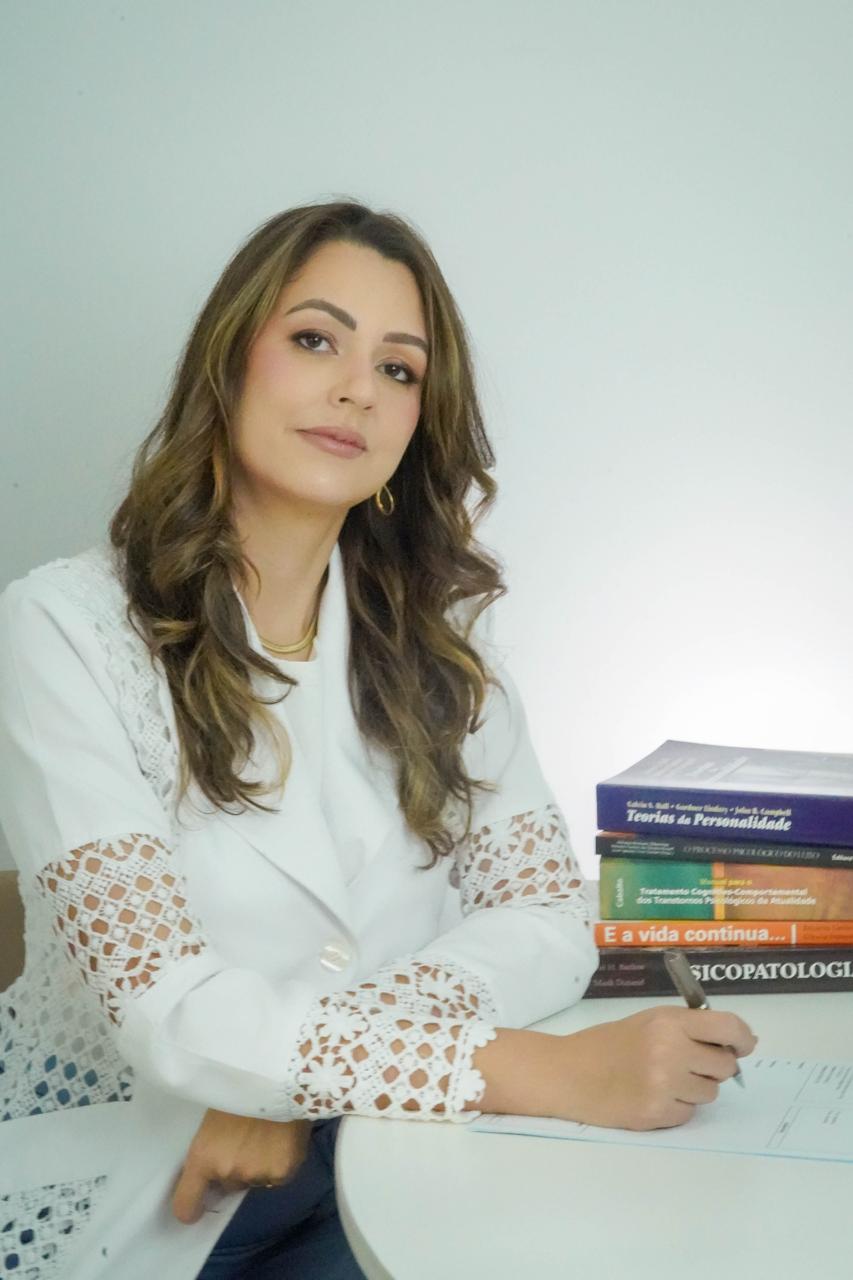 Dra. Flávia Gadelha em seu consultório